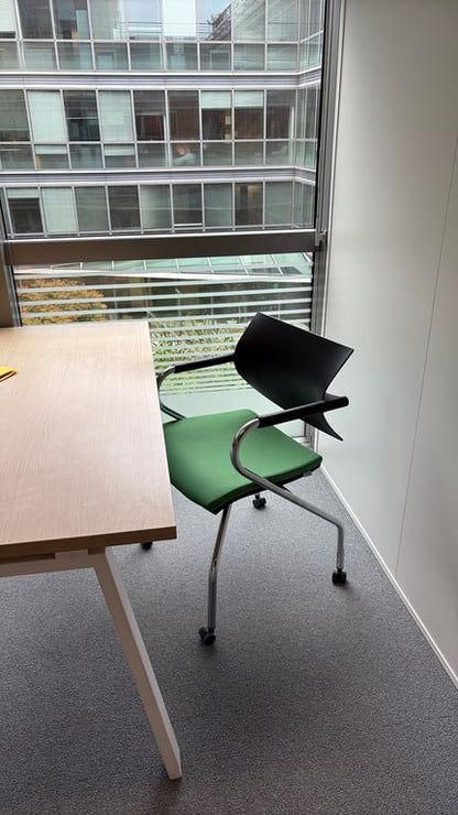 Chaise de réunion avec accoudoirs, roulettes et piètement droit
