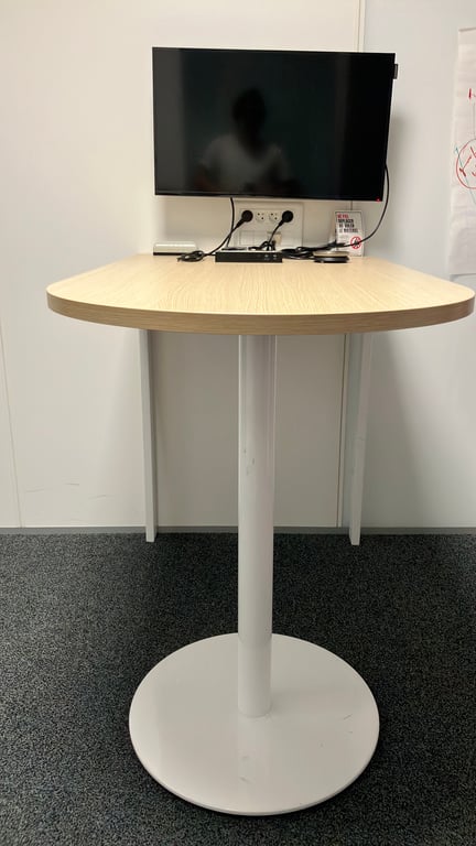 Demi lune - Table haute en bois avec pieds en métal - face