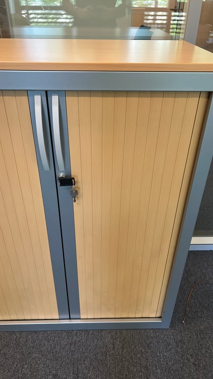 Armoire basse métallique - portes
