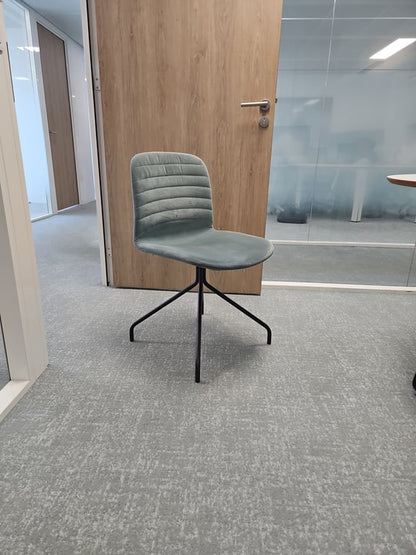 Chaise de réunion sans accoudoirs en tissu rembourré
