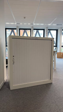 Armoire basse en métal avec portes à rideaux