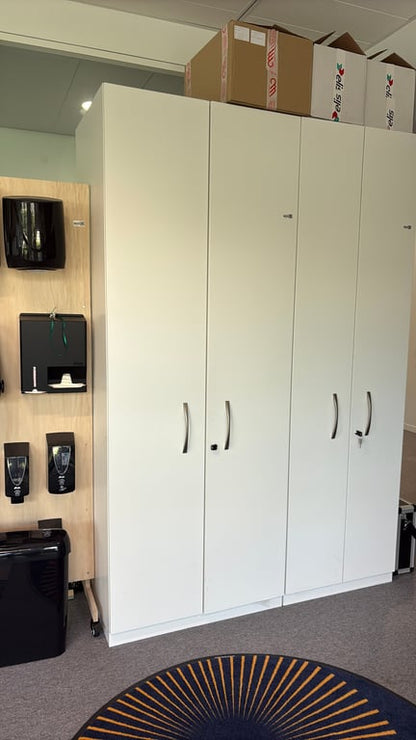 Armoire basse en mélaminé avec portes battantes