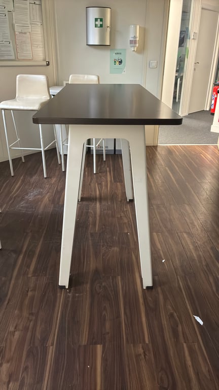 Table rectangulaire 140x60 brun moyen - 3-4