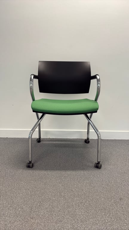 Chaise de réunion avec accoudoirs, roulettes et piètement droit