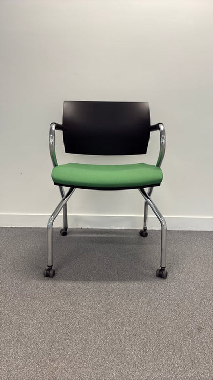 Chaise de réunion avec accoudoirs, roulettes et piètement droit