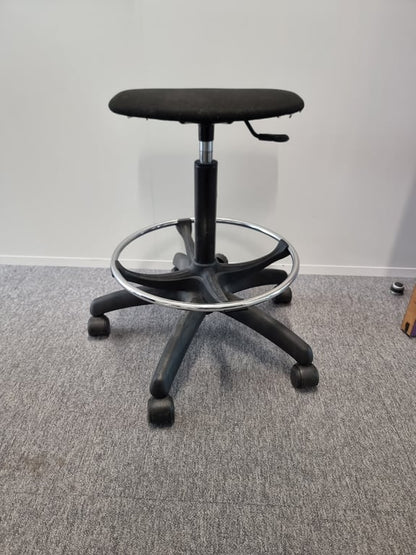 Chaise/tabouret haut avec roulettes et rotation de l'assise