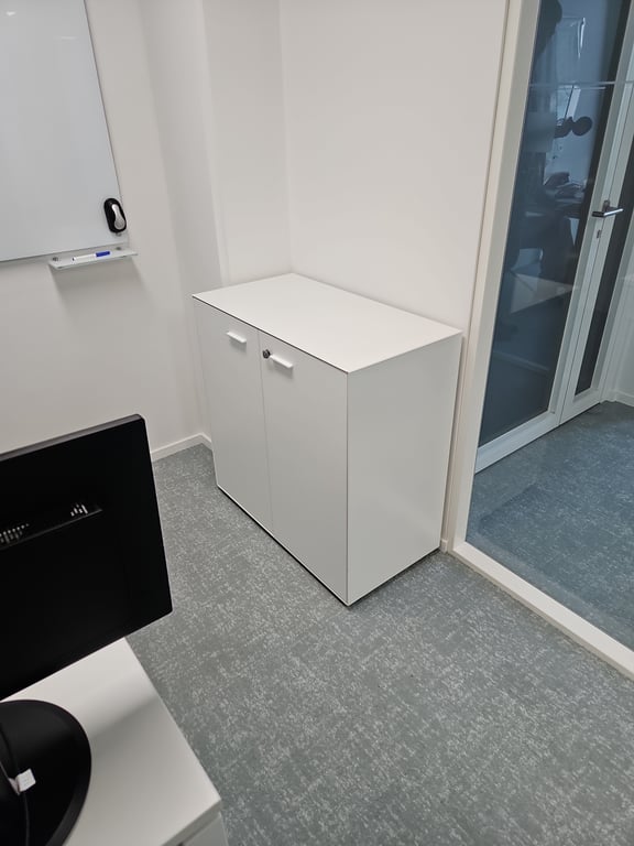 Armoire basse en plastique avec portes battantes