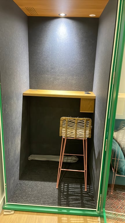 Cabine acoustique en bois et verre