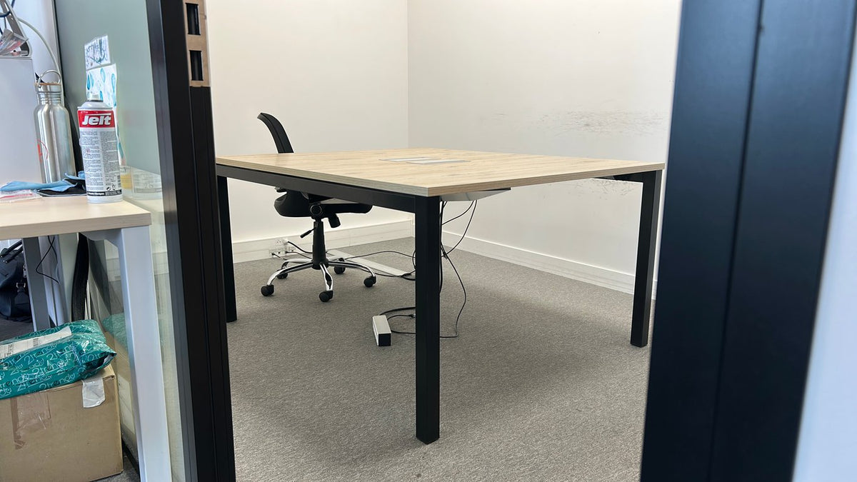 Sans marque - Bureau multimédia 2 postes bois gris 140 - Bureau multiposte avec accès top access et goulotte - 3-4