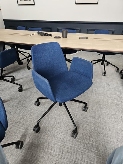 Chaise de réunion avec roulettes et accoudoirs, couleur Smalt