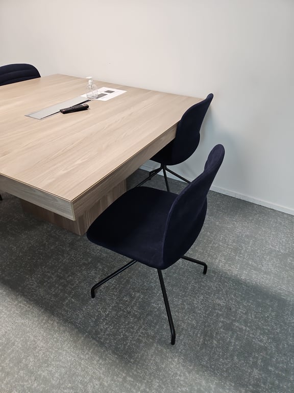Chaise de réunion avec dossier plein et piètement droit