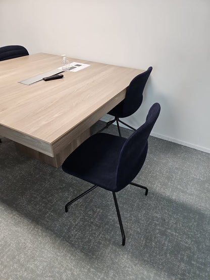 Chaise de réunion avec dossier plein et piètement droit