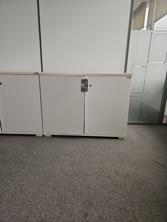 Armoire basse avec clés