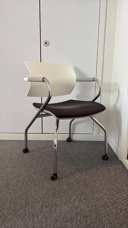 Chaise de réunion avec roulettes et accoudoirs