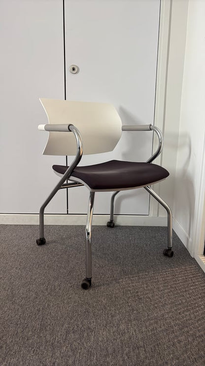 Chaise de réunion avec roulettes et accoudoirs