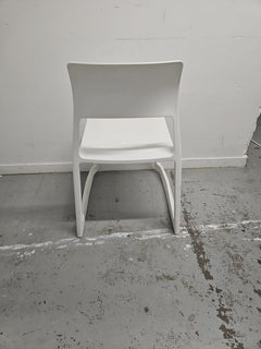 Chaise de cafétéria Vitra - Modèle empilable, piètement luge