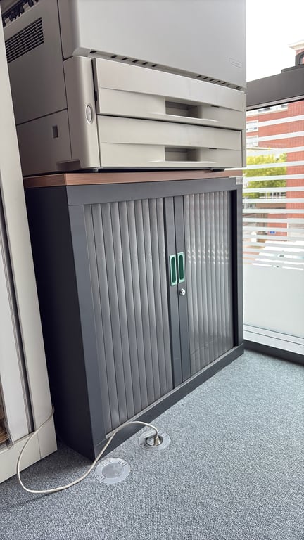 Armoire basse en métal grise avec portes coulissantes et fermeture à clé