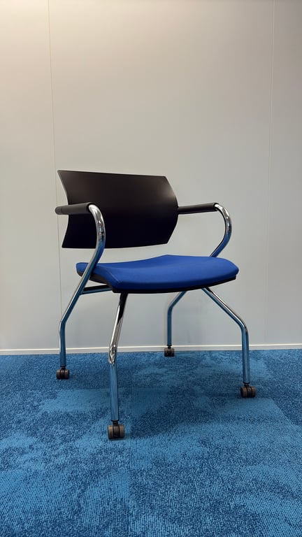 Chaise de réunion avec accoudoirs et roulettes