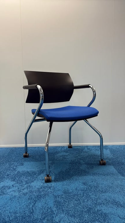 Chaise de réunion avec accoudoirs et roulettes