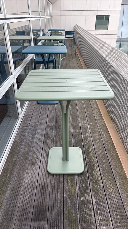 Table d'extérieur rectangulaire en métal Vista Blue