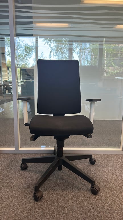 Fauteuil de bureau noir avec accoudoirs réglables - face