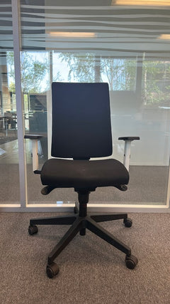 Fauteuil de bureau noir avec accoudoirs réglables - face