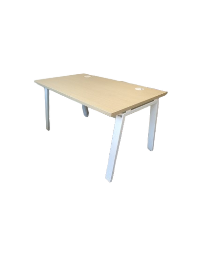 Bureau droit avec plateau en mélaminé et pieds en métal