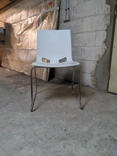 Chaise de cafétéria plastique blanc - face