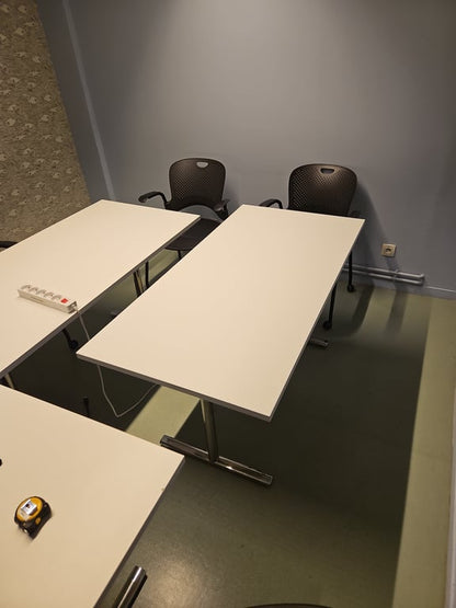 Bureau droit 140x70 cm avec plateau en mélaminé et pieds en métal