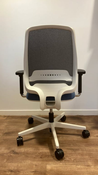 Fauteuil de bureau avec roulettes et dossier plein