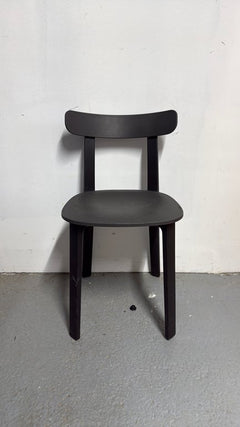 Chaise de cafétéria Vitra en plastique noir - Modèle C0164 - face