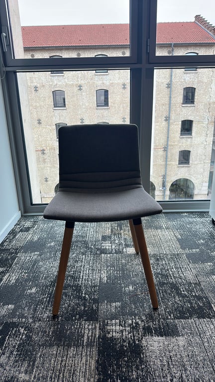 Chaise de réunion en tissu gris - arriere