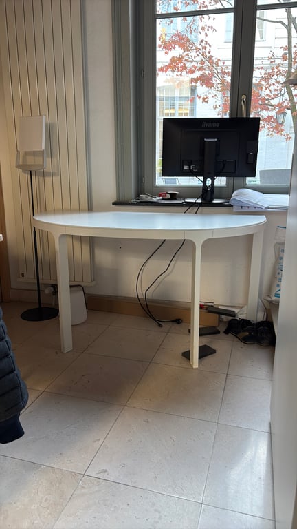 Bureau droit en mélaminé et métal blanc - 3-4