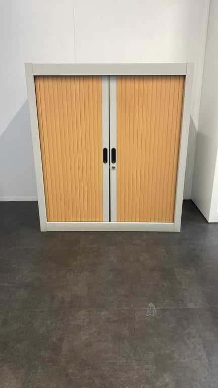 Armoire basse en métal et plastique