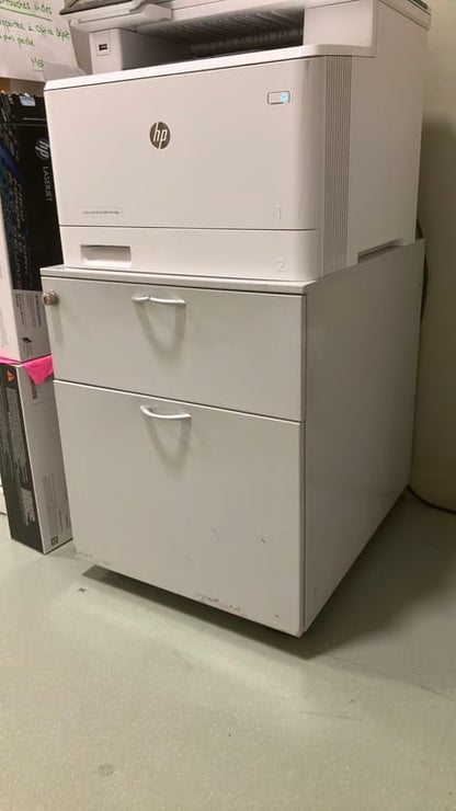 Caisson gris en métal avec roulettes et fermeture à clé