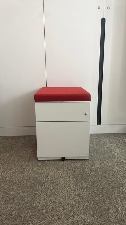 Caisson 2 tiroirs blanc avec assise rouge sur roulettes - face