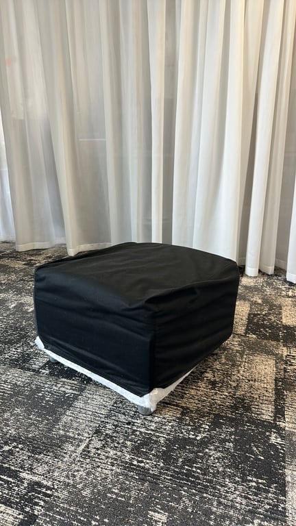 Pouf en tissu noir - 3-4