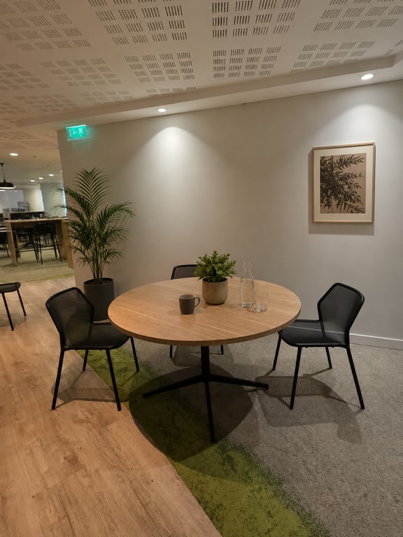 Table de cafétéria ronde 130x130 chêne clair