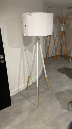 Luminaire sur pied en bois et métal