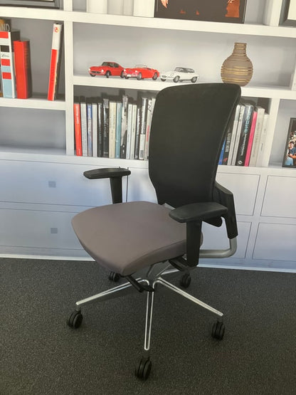 Fauteuil de bureau modèle E8 avec dossier en résille et piètement étoile