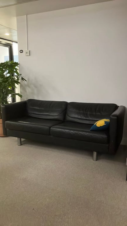 Canapé noir rectangulaire avec accoudoirs