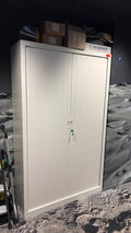 Armoire haute à portes coulissantes en métal blanc