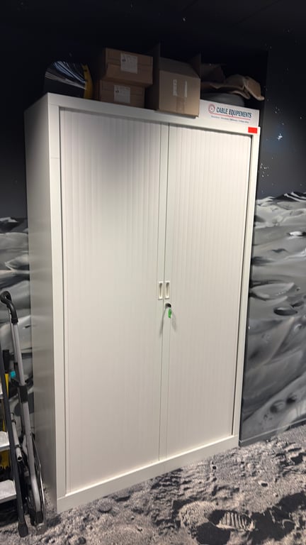 Armoire haute à portes coulissantes en métal blanc