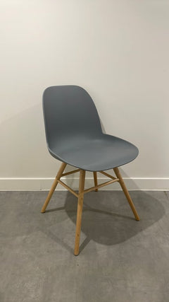 Chaise de cafétéria en plastique et bois