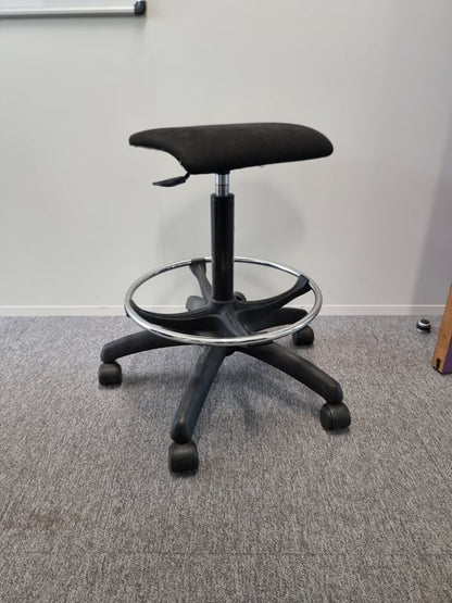 Chaise/tabouret haut avec roulettes et rotation de l'assise