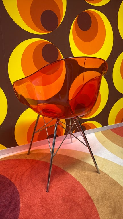 Chaise de cafétéria en plastique rouge avec pieds en métal - 3-4