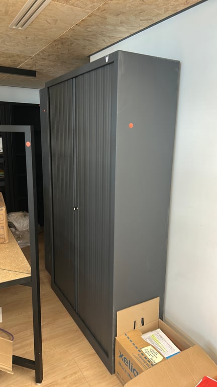 Armoire haute à portes coulissantes en métal - 3-4