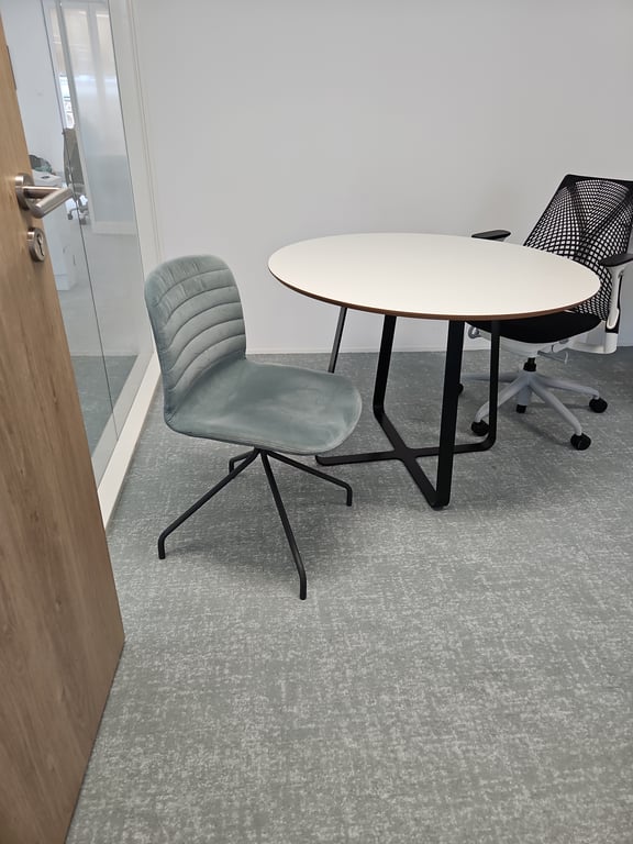 Chaise de réunion sans accoudoirs en tissu rembourré