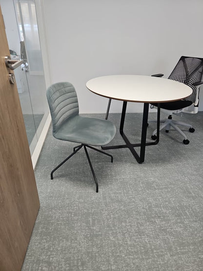 Chaise de réunion sans accoudoirs en tissu rembourré