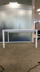 Bureau droit avec cloison intégrée